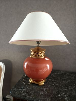 une lampe posée sur une table à côté d'une chaise