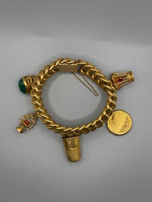 Gros plan sur un bracelet en or orné de breloques