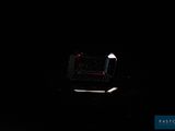 un fond noir avec l'image d'un ordinateur dans l'obscurité