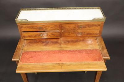 Bonheur du jour en placage d'acajou plateau garni d'un maroq…