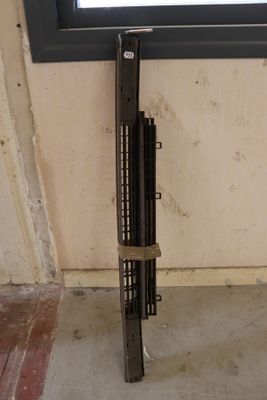 un pistolet posé devant une fenêtre