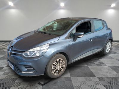 La voiture bleue est garée sur un sol en carrelage à damier.