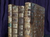 deux vieux livres sont empilés sur une table