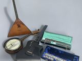 a lot of musical instruments that are sitting on a table