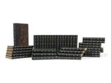 un tas de livres empilés les uns sur les autres sur une surface blanche