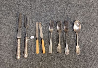 cinq fourchettes, deux cuillères et un couteau sur une table