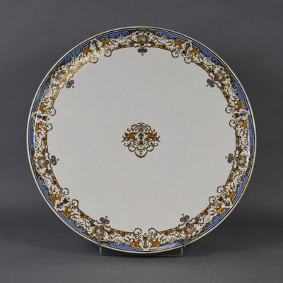une assiette blanche ornée de motifs bleus et dorés