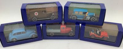 six petites voitures miniatures se trouvent dans une boîte bleue posée sur une surface blanche