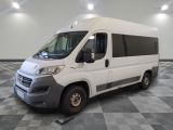 la camionnette blanche est garée sur le sol en damier d'une pièce