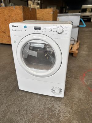 un gros plan d'une machine à laver dans un entrepôt