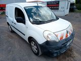 une petite camionnette blanche garée dans un parking