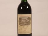 une bouteille de vin rouge portant l'étiquette du Château Lafitte