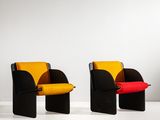 Trois chaises aux coussins de couleurs différentes sont disposées dans une pièce blanche