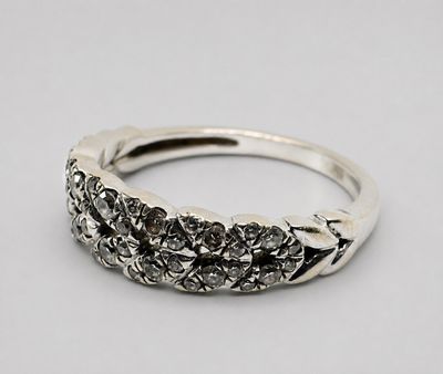gros plan d'une bague en argent sur une surface blanche