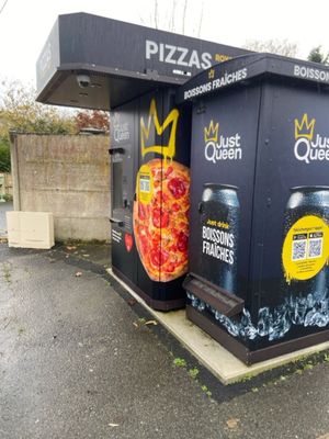 deux boîtes à pizza peintes au bord de la rue