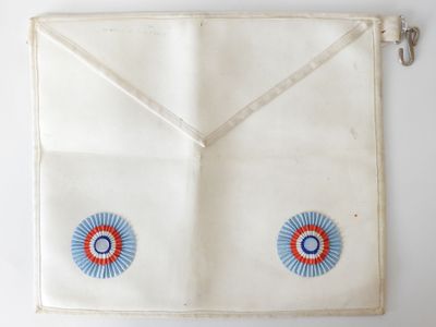 une image représentant un sac blanc orné d'un motif bleu et rouge