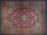 un tapis rouge et bleu à motifs de médaillons