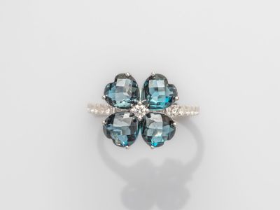 une bague en forme de fleur sertie d'une topaze bleue et de diamants
