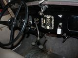 le volant et le tableau de bord d'une vieille voiture sur lequel se trouve une horloge