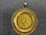 gros plan d'une pièce d'or avec un visage dessus