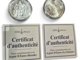 deux pièces d'argent et une pièce d'argent sont posées sur une surface blanche