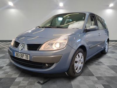 la photo d'une voiture bleue garée dans un garage