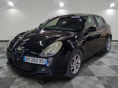 la photo d'une voiture noire garée dans un garage