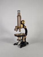 LEITZ WETZLAR. Microscope en métal.