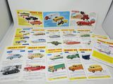 de nombreux types de voitures et de camions sur la table
