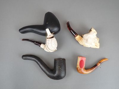 trois types différents de pipes posées sur la table