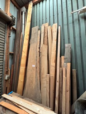 de nombreux morceaux de bois empilés dans une pièce