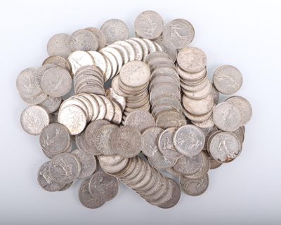 une pile de pièces d'argent posée sur une surface blanche