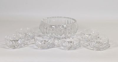 une image représentant un ensemble de bols et de tasses en cristal posés sur une surface blanche