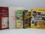 plusieurs livres sont alignés sur une surface blanche