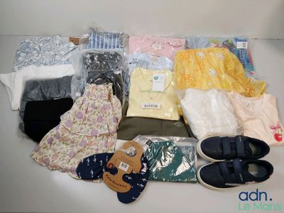 Plusieurs paires de chaussures et de sous-vêtements sont disposées sur une table