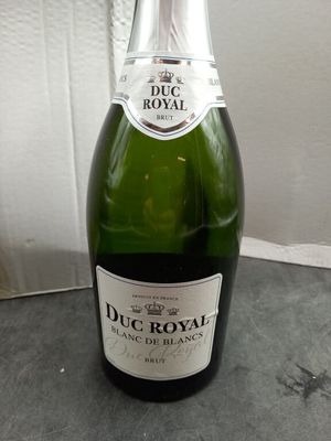 une bouteille de vin posée sur une table