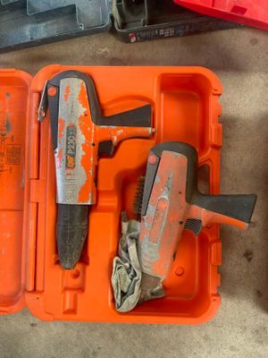 une boîte à outils contenant un marteau, un marteau et une brosse à clous