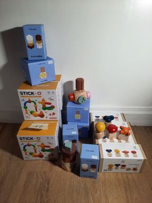 beaucoup de cartons empilés les uns sur les autres par terre