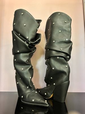une paire de bottes en cuir noir ornées de clous argentés au talon