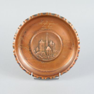 une plaque de cuivre sur laquelle est représenté un château