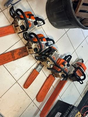 des chaînes accrochées au mur à côté d'un seau