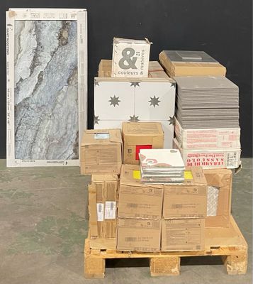 une pile de cartons posée sur une palette devant un mur noir