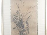 tableau représentant un bouquet de fleurs dans un cadre posé sur une table
