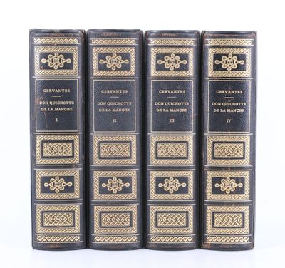 un ensemble de quatre livres superposés