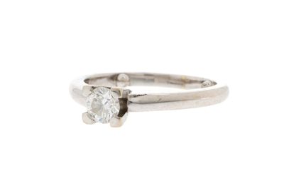 gros plan d'une bague en diamant sur fond blanc