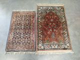 deux tapis orientaux exposés dans un magasin