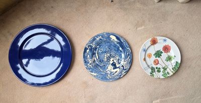 trois assiettes posées par terre les unes à côté des autres