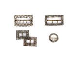trois boucles métalliques et une épingle sur un fond blanc