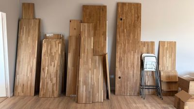 de nombreuses pièces de bois empilées dans une pièce