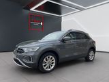 un SUV Volkswagen gris garé à l'intérieur d'un immeuble